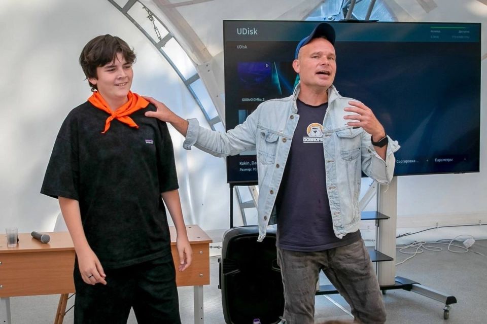 Актер Даниил Кокин встретился со школьниками из Мариуполя в петербургском лагере