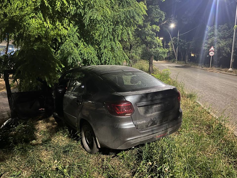 Сотрудники ГАИ устанавливают обстоятельства ДТП с участием нетрезвого водителя