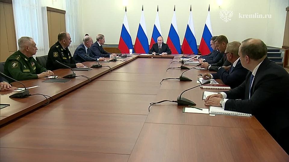 Совещание по развитию подводных сил ВМФ началось с минуты молчания в память о погибших в авиакатастрофе в Амурской области