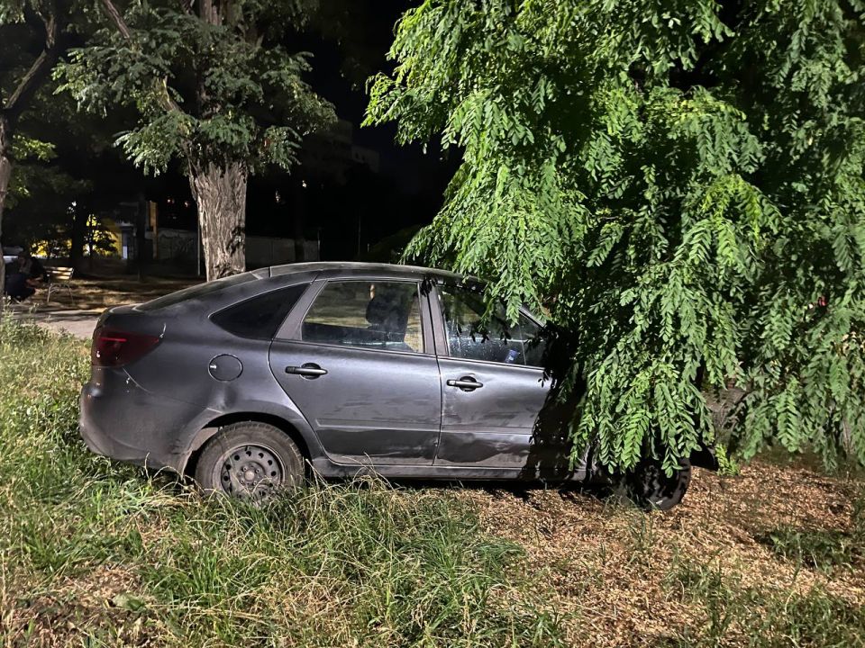 Сотрудники ГАИ устанавливают обстоятельства ДТП с участием нетрезвого водителя Сотрудники ГАИ устанавливают обстоятельства ДТП с участием нетрезвого водителя
