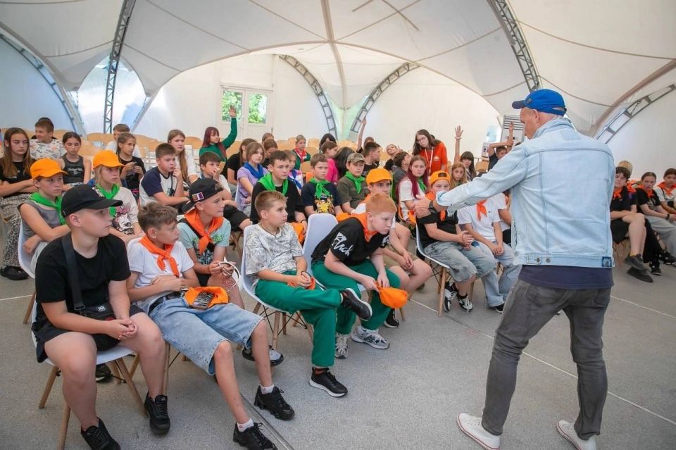 Актер Даниил Кокин встретился со школьниками из Мариуполя в петербургском лагере Актер Даниил Кокин встретился со школьниками из Мариуполя в петербургском лагере