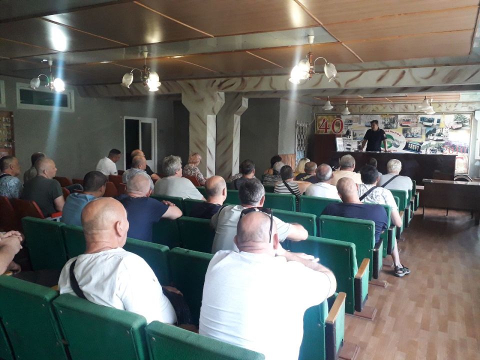 Сотрудники ГАИ устанавливают обстоятельства ДТП с участием нетрезвого водителя Сотрудники ГАИ устанавливают обстоятельства ДТП с участием нетрезвого водителя