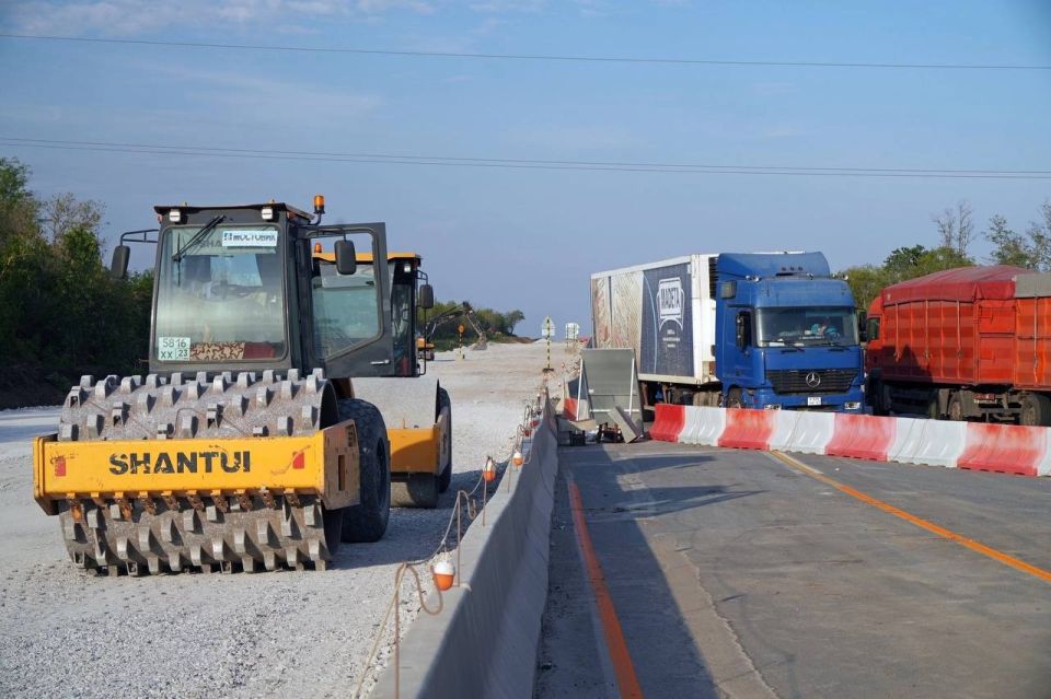 320 тысяч тонн асфальта для 37 километров дороги: от Мариуполя до границы с Запорожской областью создают современную трассу 320 тысяч тонн асфальта для 37 километров дороги: от Мариуполя до границы с Запорожской областью создают современную трассу