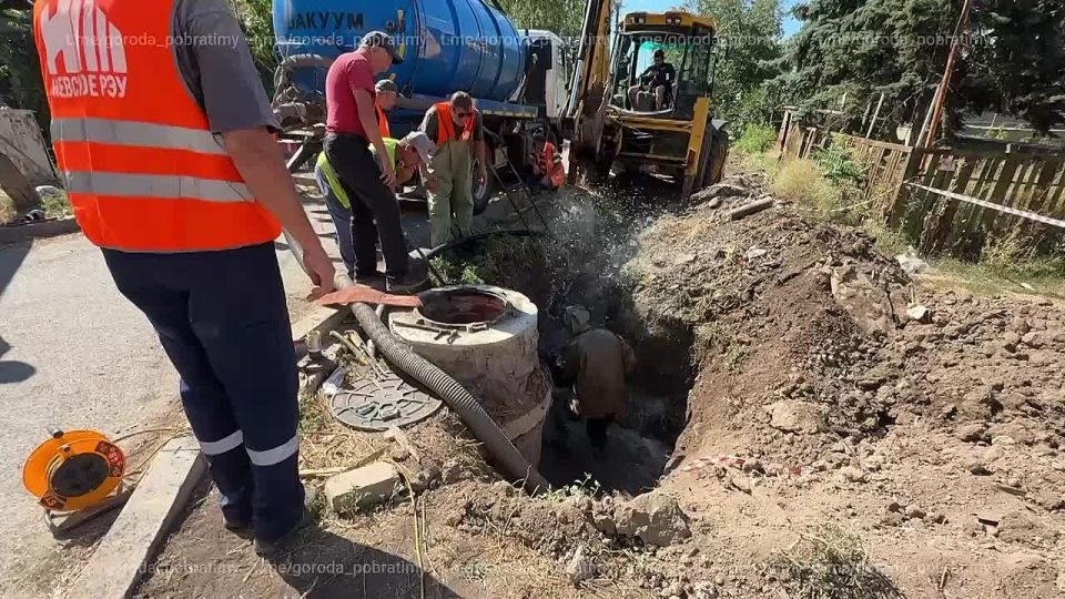 Аварийная служба Санкт-Петербурга ежедневно в Мариуполе устраняет проблемы на коммунальных сетях