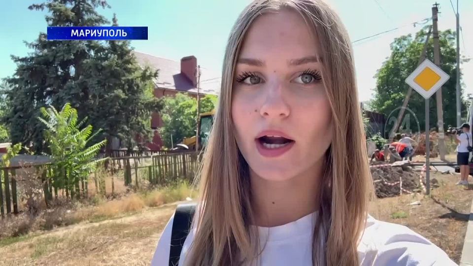 Аварийный участок водопровода в Мариуполе ремонтирует аварийная бригада из Санкт-Петербурга