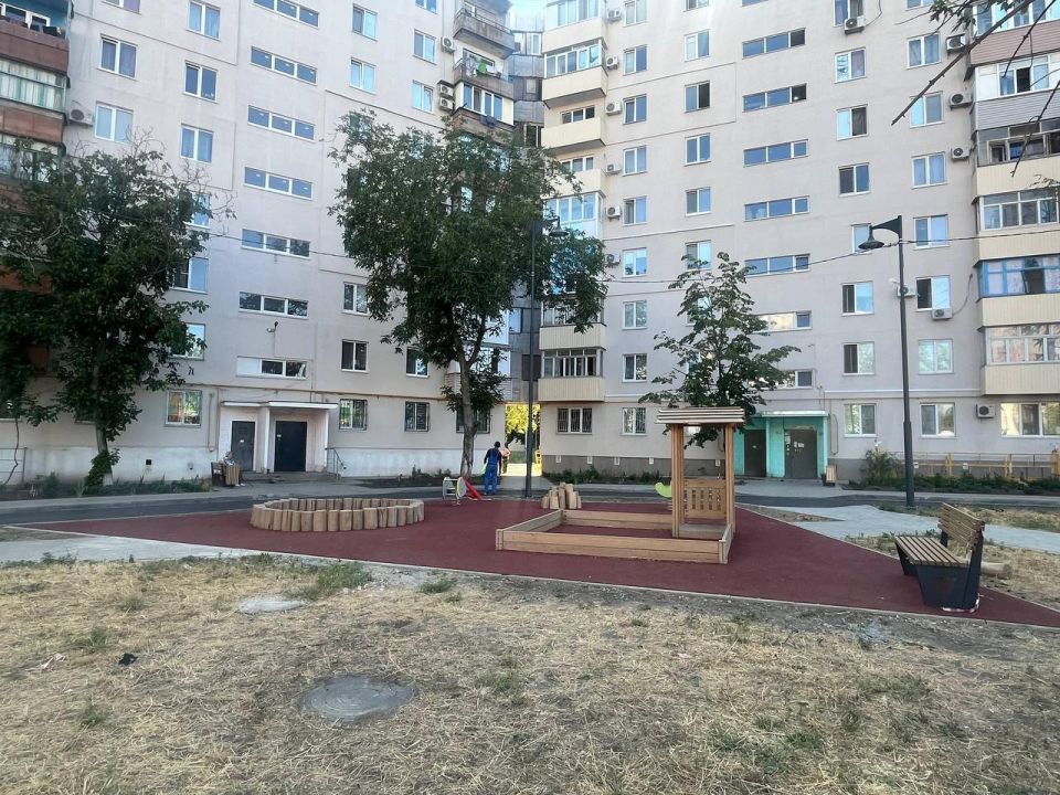 Строители из Петербурга продолжают благоустраивать Мариуполь