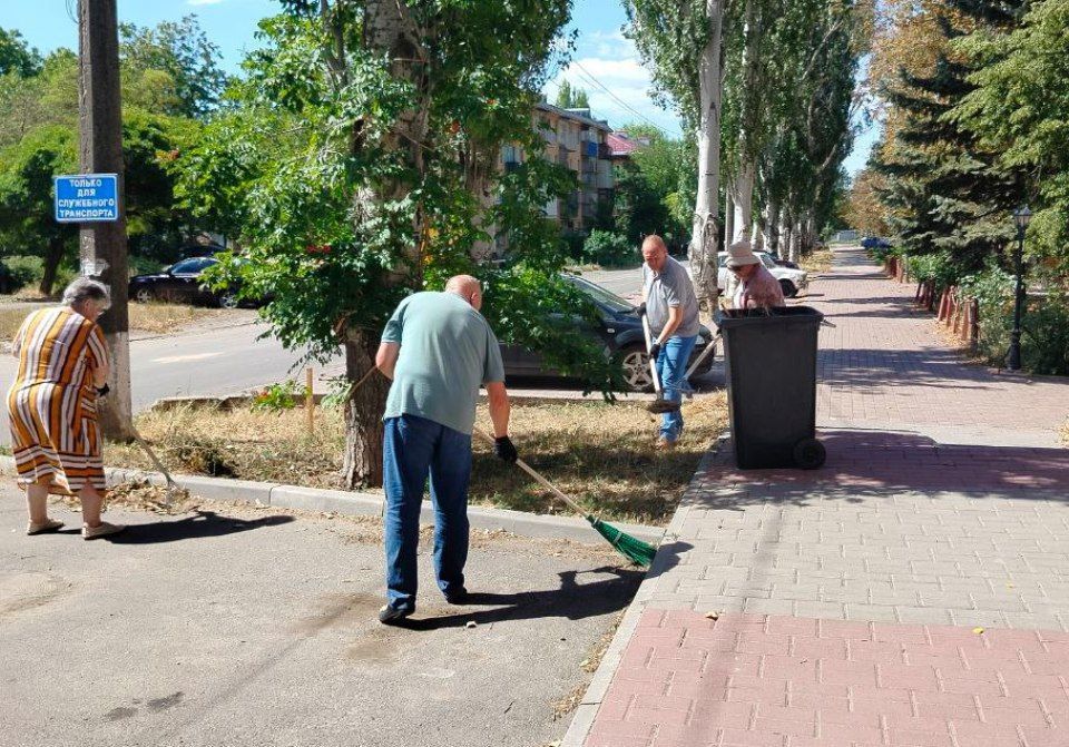Сотрудники Управы Приморского внутригородского района вышли на субботник