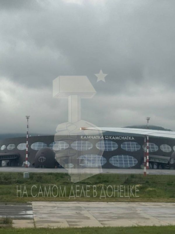 В новом аэропорту Елизово (Петропавловск-Камчатский) на Камчатке есть вот такие указатели с расстояниями: Мариуполь, Донецк, Луганск