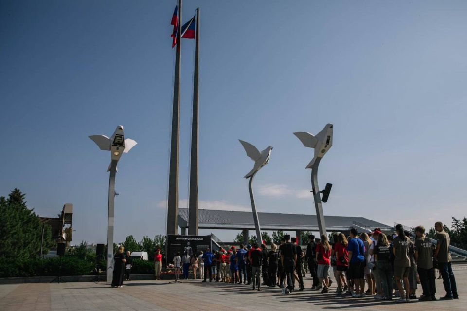 В Мариуполе минутой молчания почтили память всех детей, погибших от агрессии ВСУ В Мариуполе минутой молчания почтили память всех детей, погибших от агрессии ВСУ