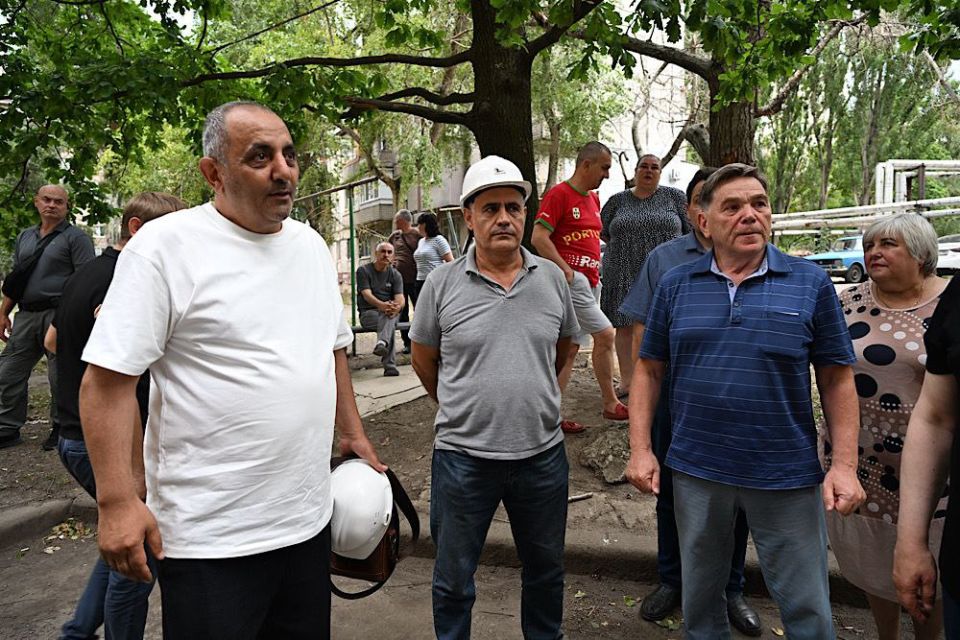 Денис Пушилин: До наступления холодов отремонтируем кровлю в доме №22 по улице Пинтера в Кировском районе Донецка Денис Пушилин: До наступления холодов отремонтируем кровлю в доме №22 по улице Пинтера в Кировском районе Донецка