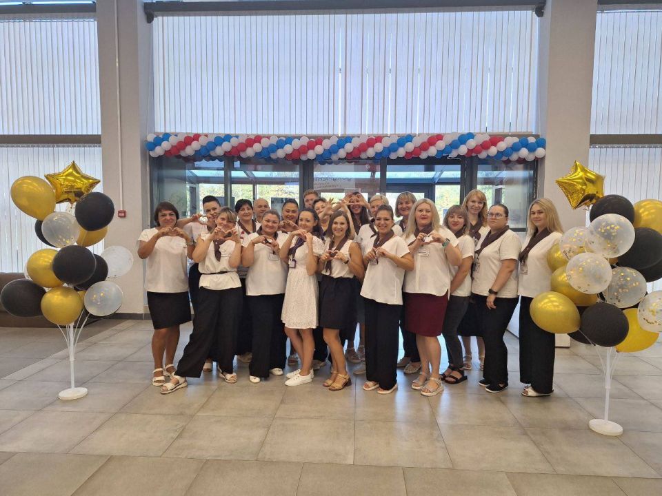 С Днём сотрудника МФЦ!. Сегодня, в наш профессиональный праздник, команда отделения № 2 МФЦ г. Мариуполь, ул. Орджоникидзе, 51 от всей души поздравляет всех сотрудников МФЦ ДНР! Мы ежедневно приходим на работу, чтобы...