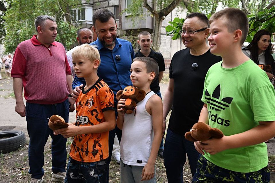 Денис Пушилин: До наступления холодов отремонтируем кровлю в доме №22 по улице Пинтера в Кировском районе Донецка Денис Пушилин: До наступления холодов отремонтируем кровлю в доме №22 по улице Пинтера в Кировском районе Донецка