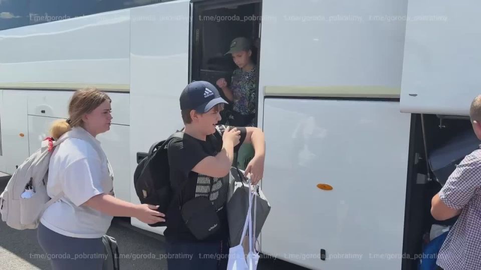 Мариупольские школьники вернулись из петербургского лагеря «Дружных»