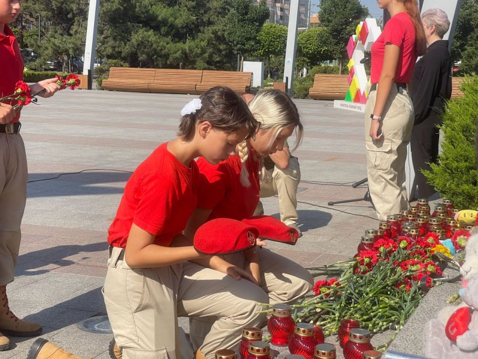 Юнармейцы Мариуполя почтили память детей, пострадавших от вооруженной агрессии киевских формирований Юнармейцы Мариуполя почтили память детей, пострадавших от вооруженной агрессии киевских формирований