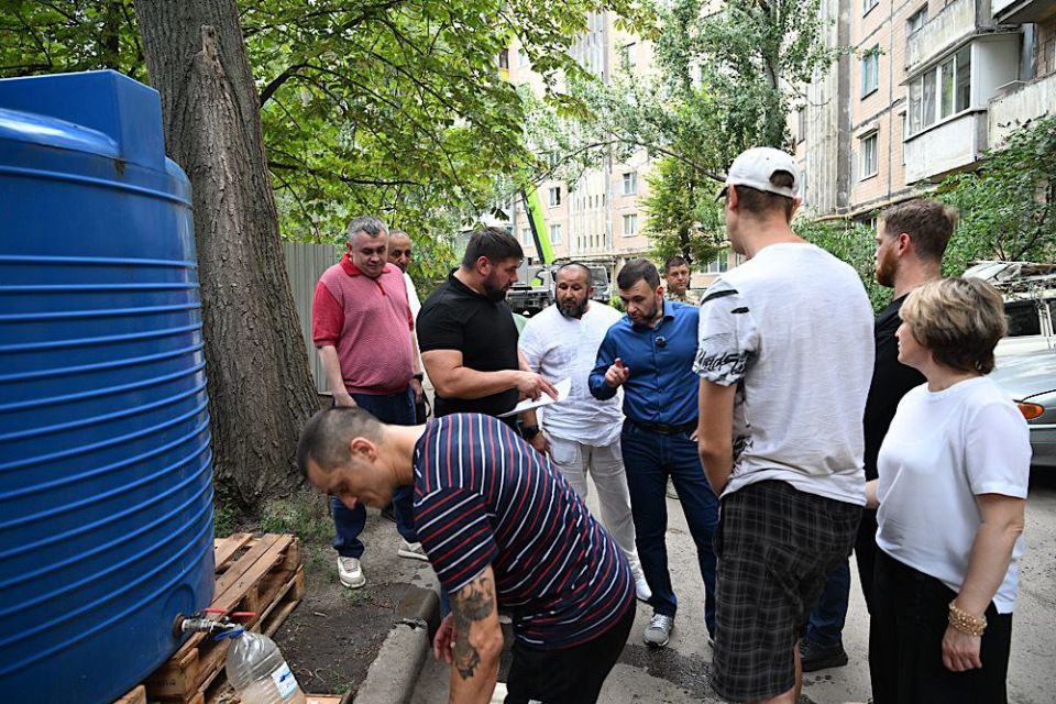 Денис Пушилин: До наступления холодов отремонтируем кровлю в доме №22 по улице Пинтера в Кировском районе Донецка Денис Пушилин: До наступления холодов отремонтируем кровлю в доме №22 по улице Пинтера в Кировском районе Донецка