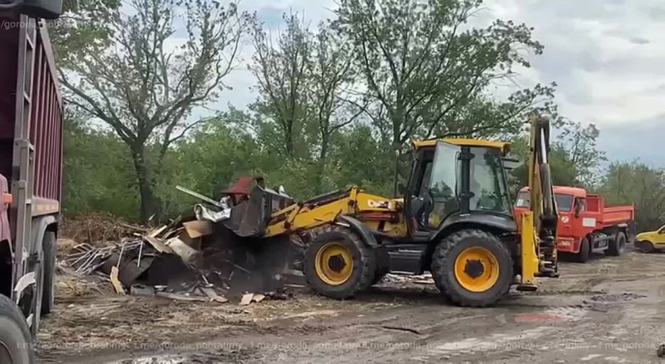 Специалисты из Санкт-Петербурга помогли жительнице Мариуполя убрать мусор после пожара