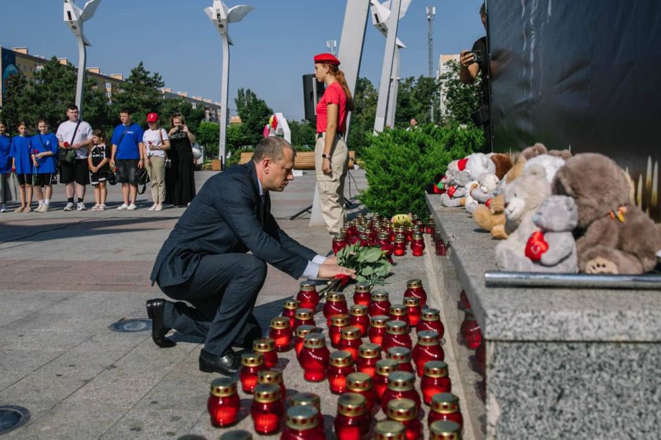 В Мариуполе минутой молчания почтили память всех детей, погибших от агрессии ВСУ В Мариуполе минутой молчания почтили память всех детей, погибших от агрессии ВСУ