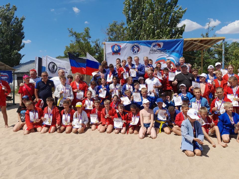 25 июля в поселке Мелекино, при поддержке Главы ДНР Дениса Пушилина и в рамках реализации проекта «Выбор Сильных», состоялись соревнования по пляжному самбо