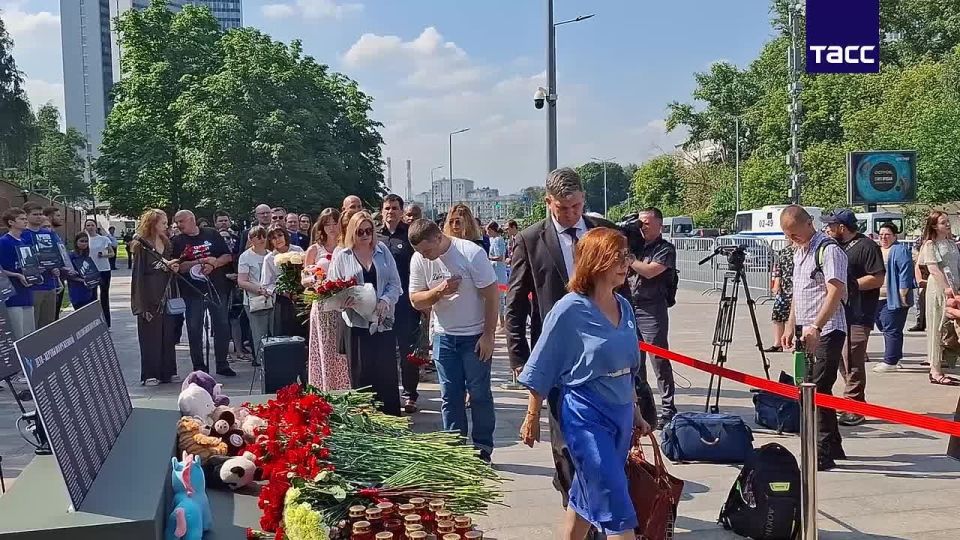 В Москве проходит акция памяти погибших детей-жертв войны в Донбассе у посольства США на площади Донецкой Народной Республики