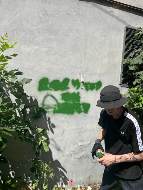 Молодые мариупольцы избавили общественные пространства города от рекламы наркотиков