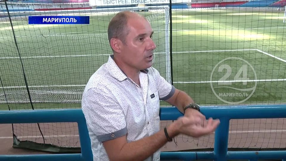 Обеспечение спортивных коллективов инвентарём и помещениями! Министр спорта и туризма ДНР Юрий Мартынов пообщался с жителями Мариуполя и коллективом «Ильичевца»