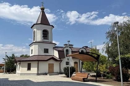 Строители из Санкт-Петербурга восстановили Свято-Троицкий храм в Мариуполе