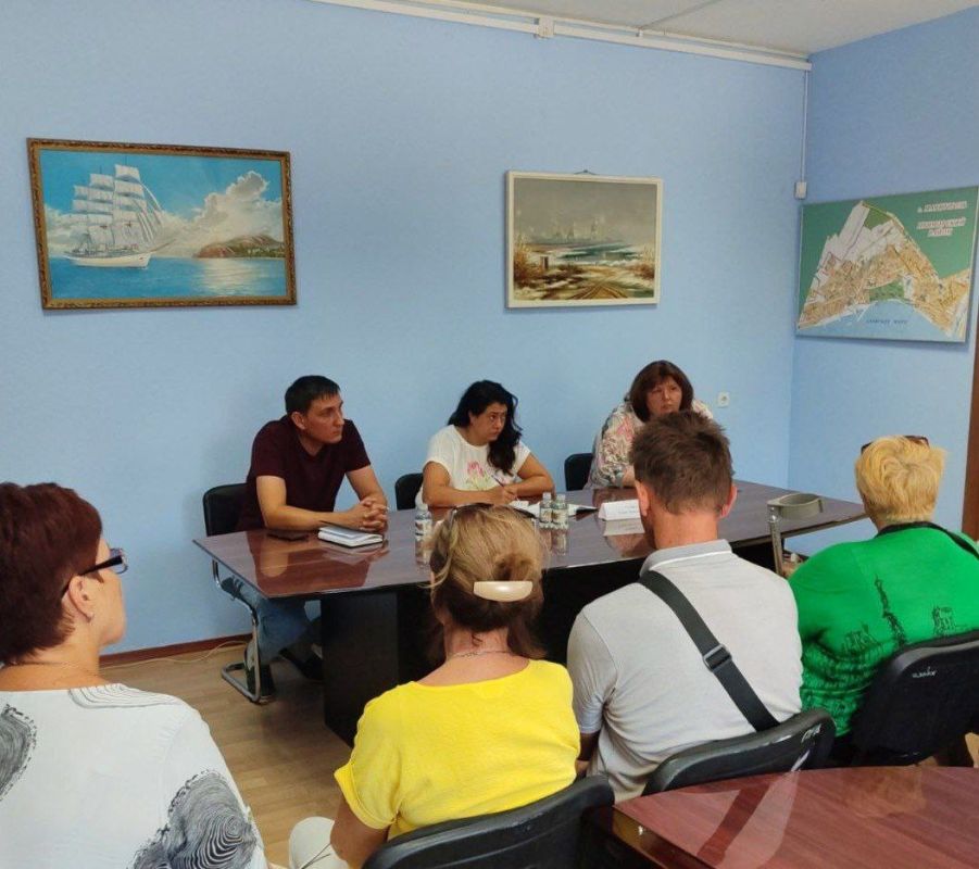 Исполняющий обязанности руководителя Управы Приморского района города Мариуполь Елена Пантелеевна Голяка, заместитель директора по производству МПУ ВКХ ГУП ДНР «Вода Донбасса» Евгений Александрович Гуцал, представители ГУП...