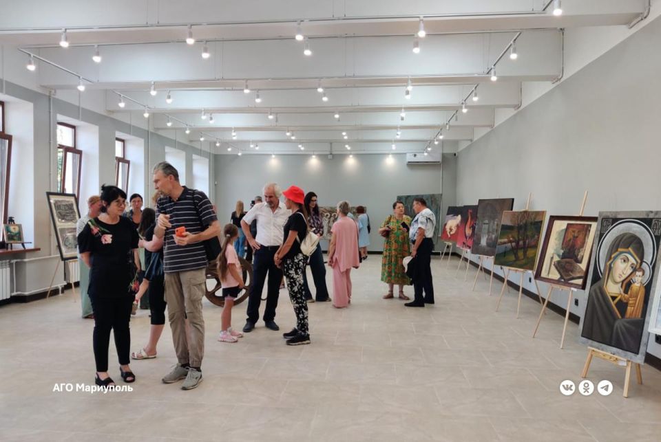 В мариупольском краеведческом музее открылась выставка «С нами бог!», где представлены 69 работ московских и мариупольских художников