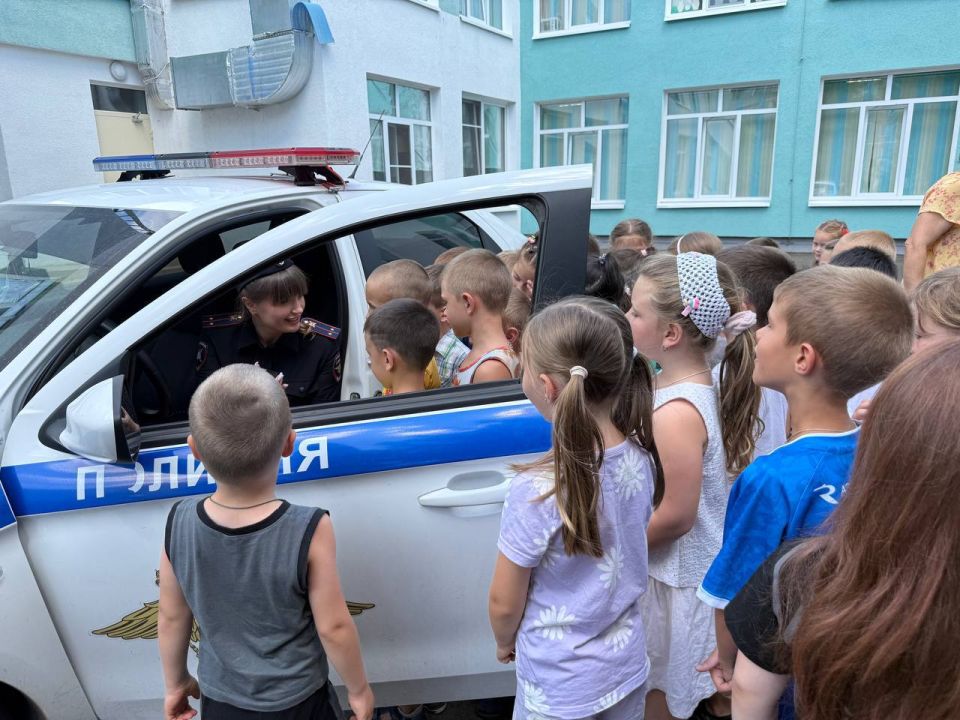 Сотрудники ГАИ провели урок безопасности для малышей