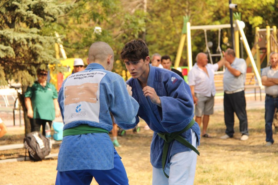 В центральном парке поселка Володарское состоялся открытый турнир по греческой борьбе куреш В центральном парке поселка Володарское состоялся открытый турнир по греческой борьбе куреш