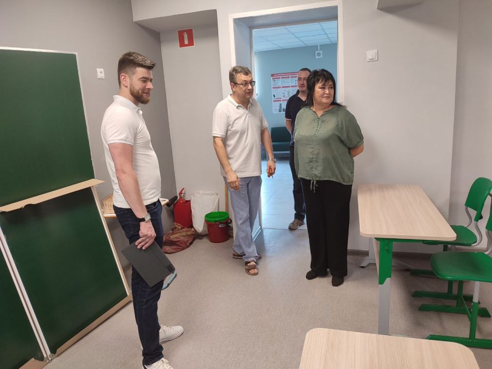 Ольга Колударова: Заместитель министра образования и науки ДНР Станислав Найденов посетил школу №34 в Мариуполе