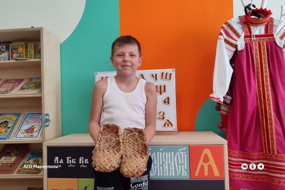 Мариупольский школьник передал в дар библиотеке имени Андерсена уникальный экспонат