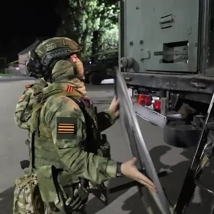 Щит Донбасса. Бойцы Росгвардии в составе манёвренных групп обеспечивают безопасность при въезде на территорию ДНР