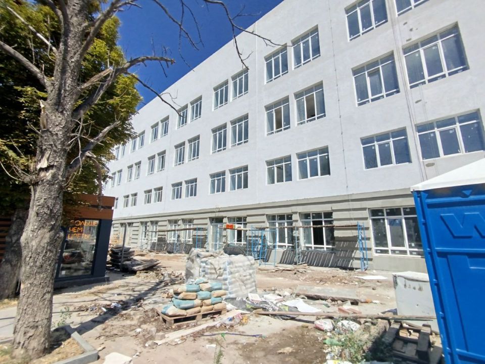 Возле Дома связи начали убирать ограждение