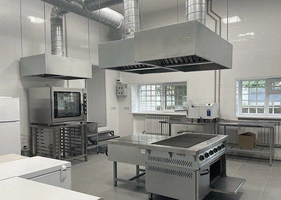 Денис Пушилин: В 900 детсадах и школах Республики установили более девяти с половиной тысяч единиц оборудования для пищеблоков