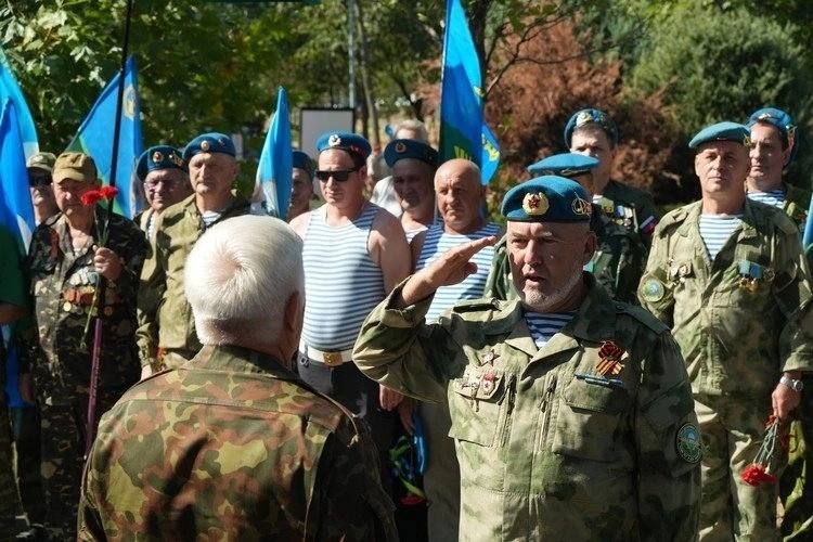 Пришли на праздник с парашютом: в Мариуполе ветераны «крылатой пехоты» отметили 95-летие ВДВ Пришли на праздник с парашютом: в Мариуполе ветераны «крылатой пехоты» отметили 95-летие ВДВ