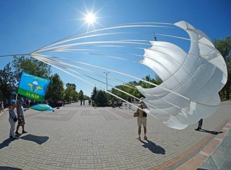 Пришли на праздник с парашютом: в Мариуполе ветераны «крылатой пехоты» отметили 95-летие ВДВ Пришли на праздник с парашютом: в Мариуполе ветераны «крылатой пехоты» отметили 95-летие ВДВ