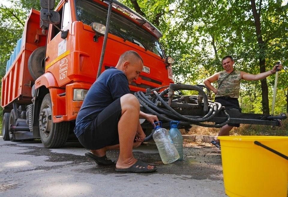 Отсутствие воды не застало врасплох: питерские автоцистерны спасают жителей районов Мариуполя, где по графику не включили водоснабжение