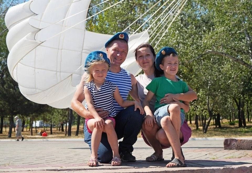 Пришли на праздник с парашютом: в Мариуполе ветераны «крылатой пехоты» отметили 95-летие ВДВ