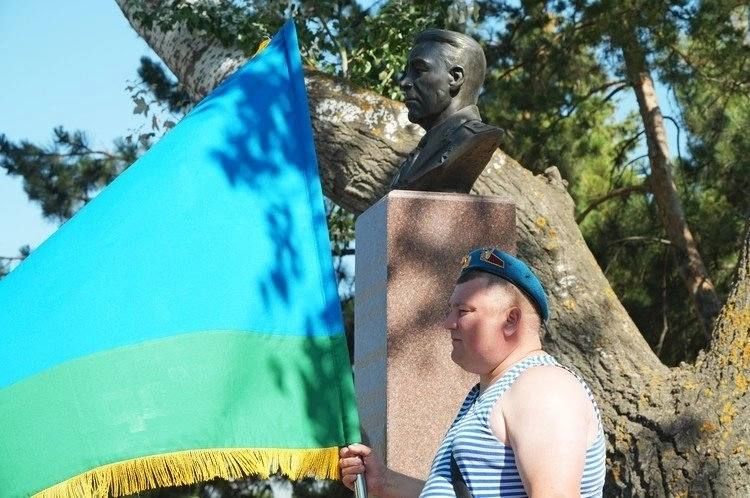 Пришли на праздник с парашютом: в Мариуполе ветераны «крылатой пехоты» отметили 95-летие ВДВ Пришли на праздник с парашютом: в Мариуполе ветераны «крылатой пехоты» отметили 95-летие ВДВ