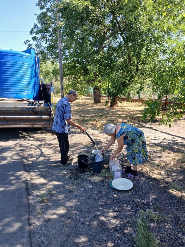 Вода на колесах. В Володарском и Мангушском муниципальных округах организован подвоз технической воды в населенные пункты, жители которых испытывают проблемы с водоснабжением