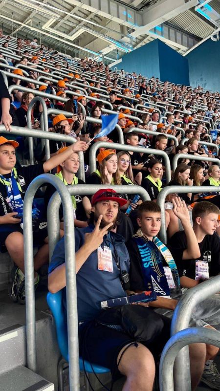 Дети из Мариуполя посетили футбольный матч в Санкт-Петербурге Дети из Мариуполя посетили футбольный матч в Санкт-Петербурге