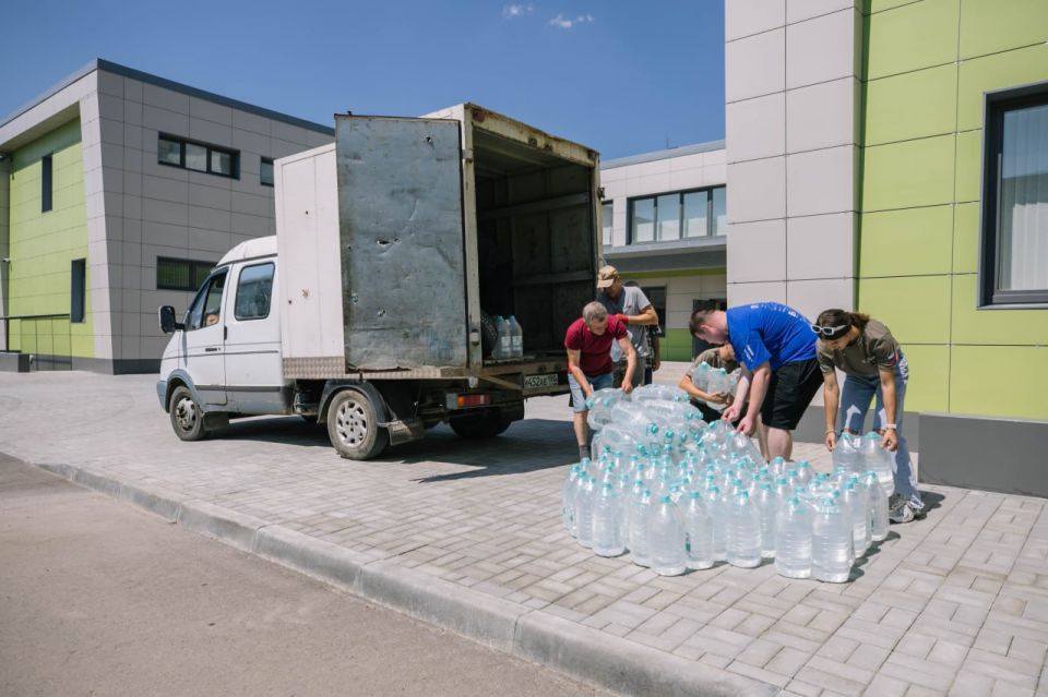 В мариупольские центры социального обслуживания населения всех районов города доставили бутилированную воду