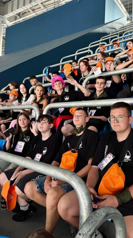 Дети из Мариуполя посетили футбольный матч в Санкт-Петербурге Дети из Мариуполя посетили футбольный матч в Санкт-Петербурге