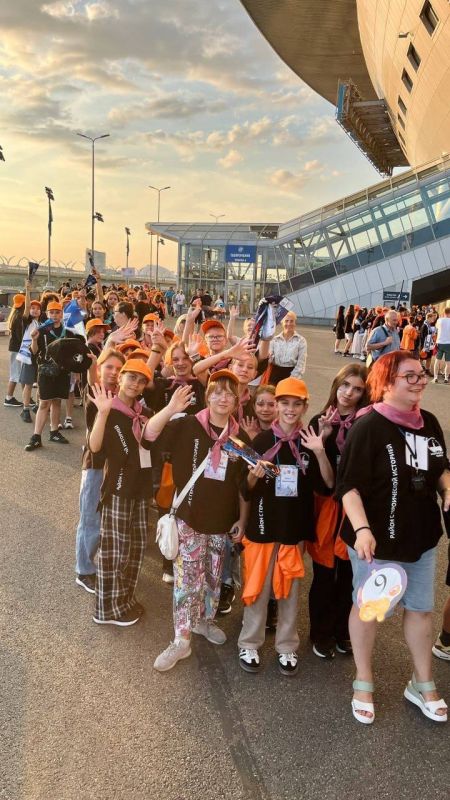 Дети из Мариуполя посетили футбольный матч в Санкт-Петербурге Дети из Мариуполя посетили футбольный матч в Санкт-Петербурге