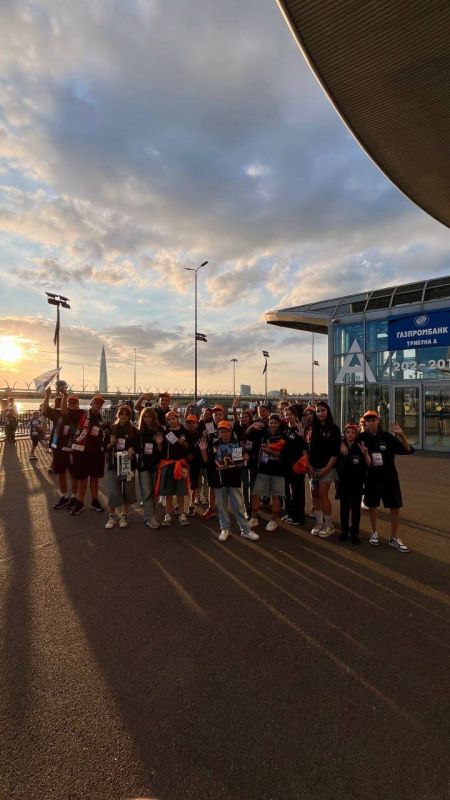 Дети из Мариуполя посетили футбольный матч в Санкт-Петербурге Дети из Мариуполя посетили футбольный матч в Санкт-Петербурге