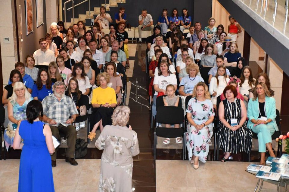 Альбом детских рисунков, созданных с 2016 по 2025 гг. презентовали в Донецке Альбом детских рисунков, созданных с 2016 по 2025 гг. презентовали в Донецке