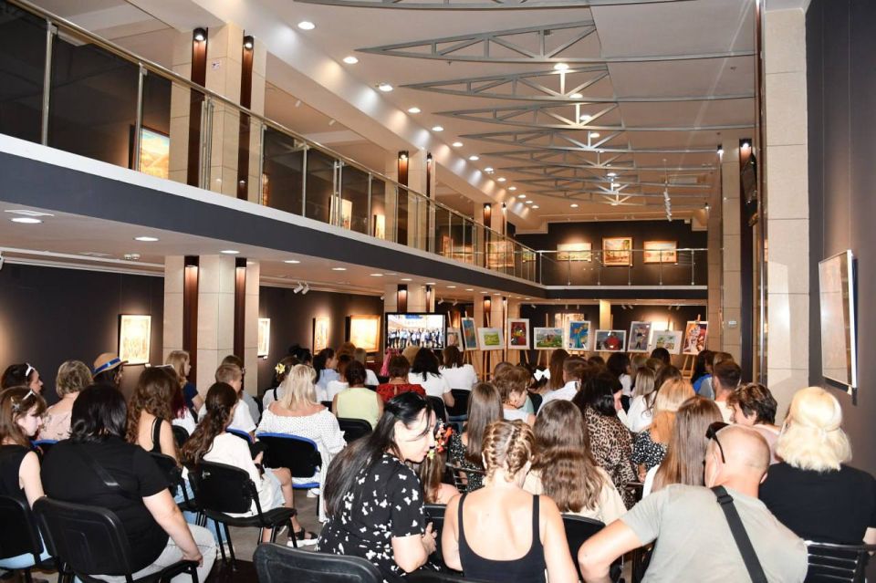 Альбом детских рисунков, созданных с 2016 по 2025 гг. презентовали в Донецке Альбом детских рисунков, созданных с 2016 по 2025 гг. презентовали в Донецке