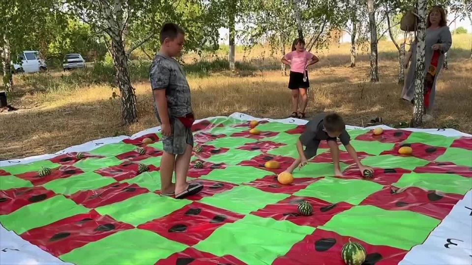 С поеданием и битвой за самый тяжелый и вкусный плод: в Хомутово отпраздновали День арбуза