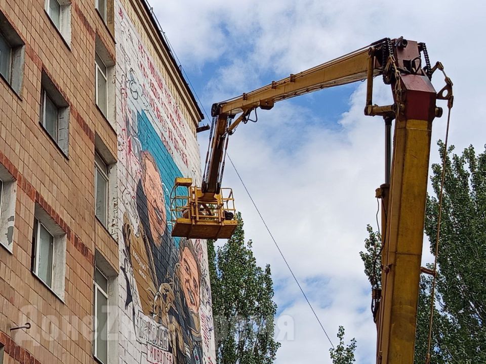 Памяти волонтеров: новый мурал в Донецке посвятили Николаю Ковалеву и Давиду Соколову